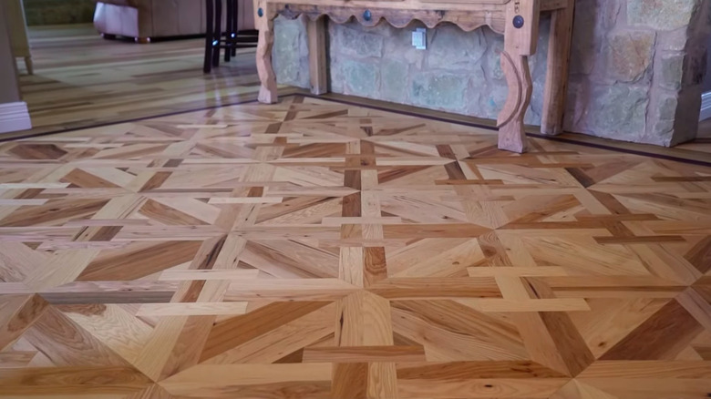 Ahşap parke desenli zeminin görünümü
