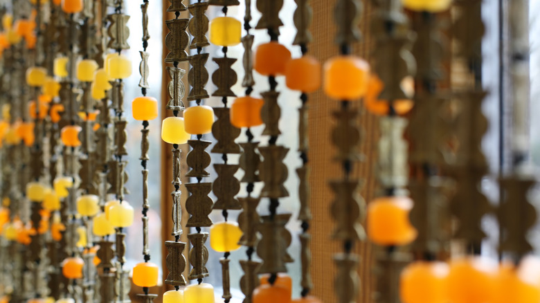 1970'lerin kahverengi ve turuncu boncuklu perdeleri