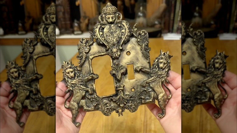 DIY çıkış kapağını tutan kişi