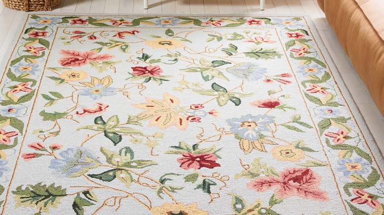 Safavieh mavi çiçekli halının yakın çekimi