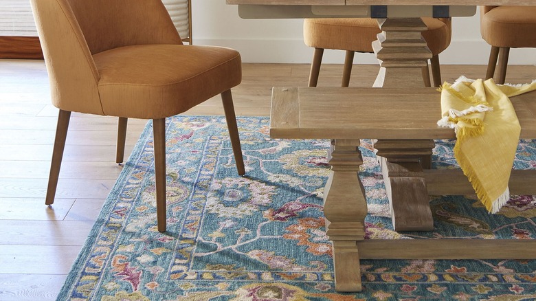 Yemek odası masasının altındaki Dünya Pazarı deniz mavisi çiçekli halı