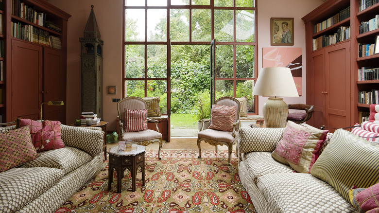 Renkli kilim ve mobilyalarla donatılmış oturma odası