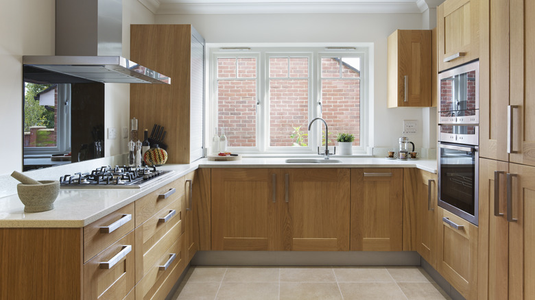 Mutfakta granit tezgahlı meşe dolaplar