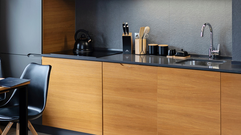 Bal meşesi özellikli gri mutfak backsplash ve dolaplar