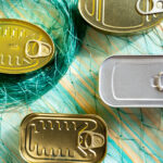 İleri Dönüştürülmüş Sardalya Kutuları Sakinleştirici ve İlginç Bir Yağmur Zinciri Oluşturuyor