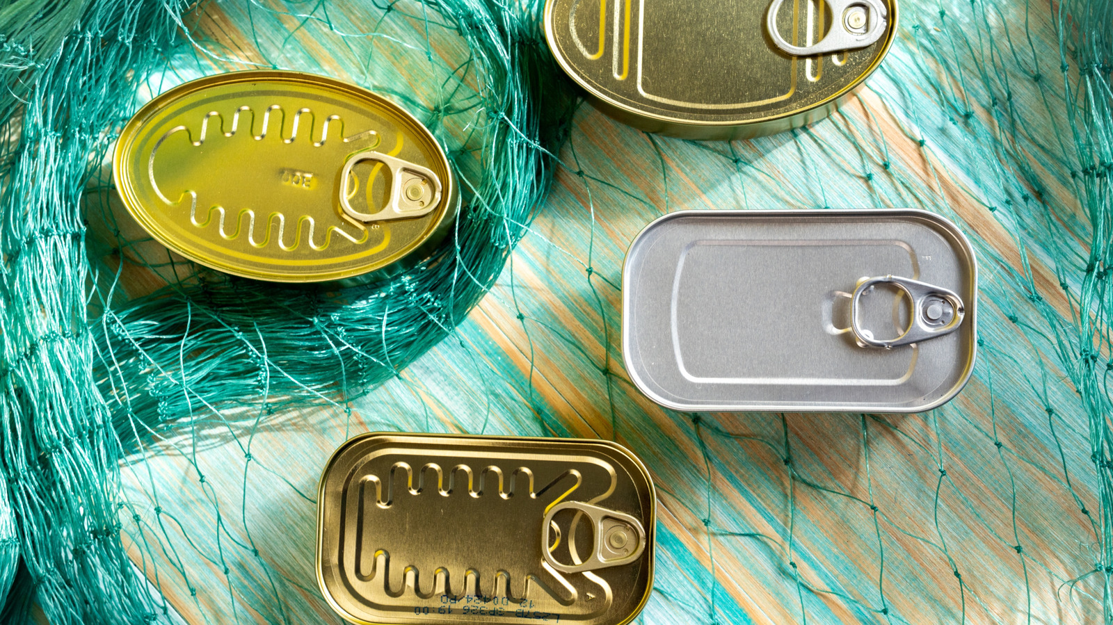 İleri Dönüştürülmüş Sardalya Kutuları Sakinleştirici ve İlginç Bir Yağmur Zinciri Oluşturuyor