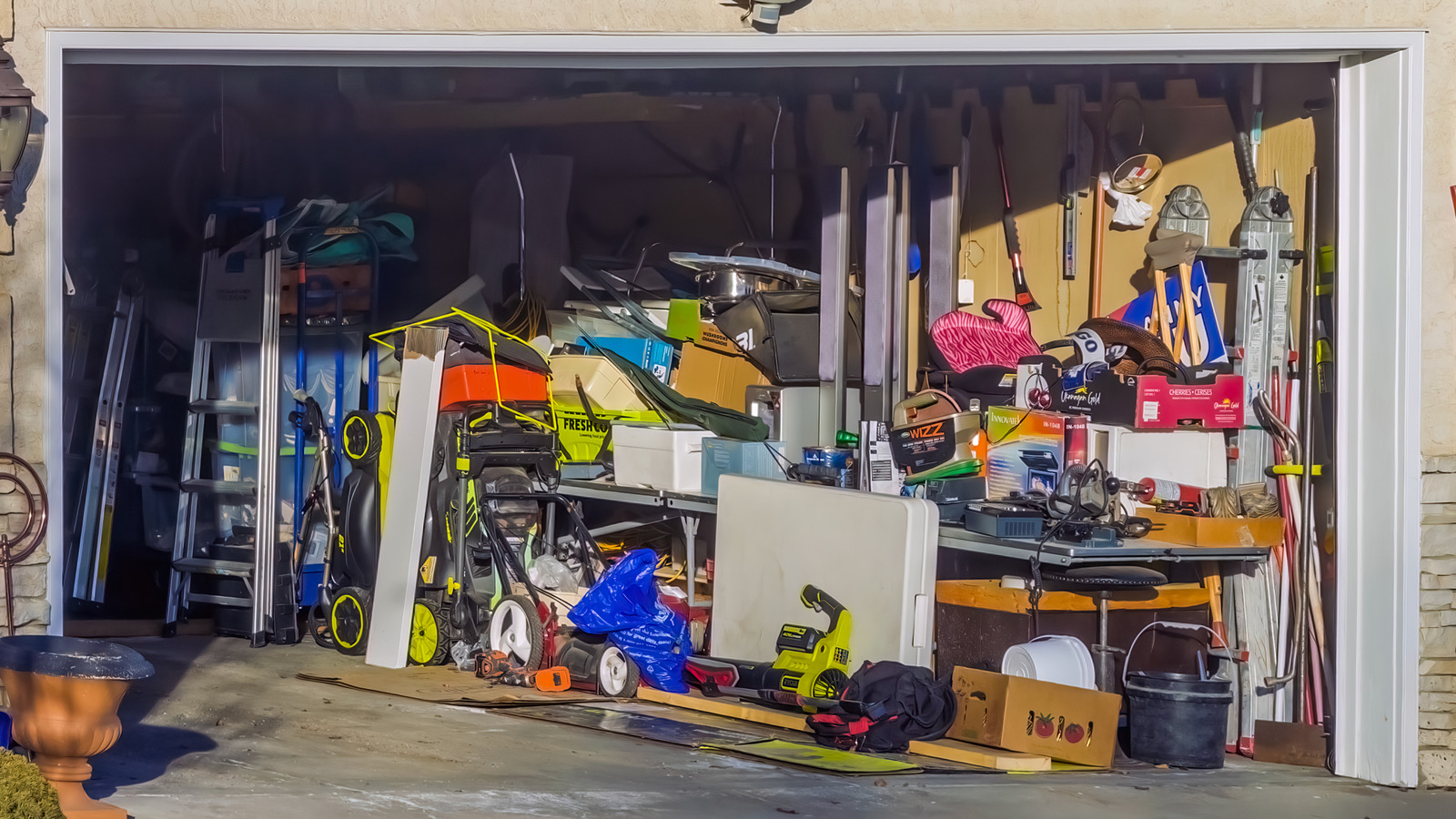 Home Depot'un 'Ağır Hizmet' Raf Üniteleri Garajı Bütçeye Göre Düzenli Tutmanın İyi Bir Yolu mu?