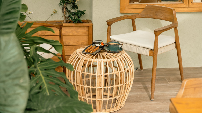 Altında depolama alanı ve üstünde yiyecek bulunan sehpa