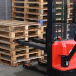 Hurda Ahşap Paletleri Kaldırım Çekiciliğini Artıran Dış Mekan Ayakkabı Rafı Tezgahına Dönüştürün