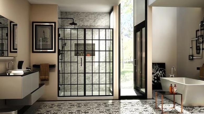 Kış bahçesi tarzı duşakabinli modern banyo