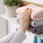 Elveda, Banyo Dağınıklığı: Bu Akıllı IKEA Hack'i Havluları Temiz ve Düzenli Tutuyor