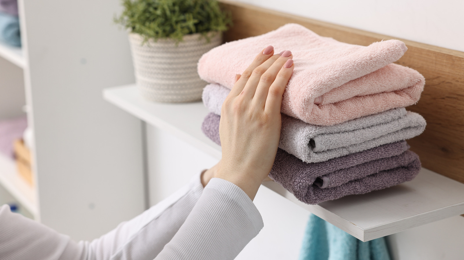 Elveda, Banyo Dağınıklığı: Bu Akıllı IKEA Hack'i Havluları Temiz ve Düzenli Tutuyor