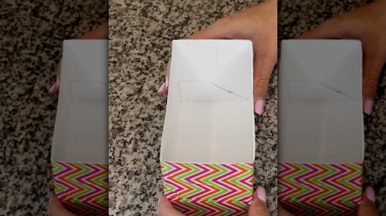 Bir çekmecede özenle düzenlenmiş çay poşetleriyle dolu bir kutu.