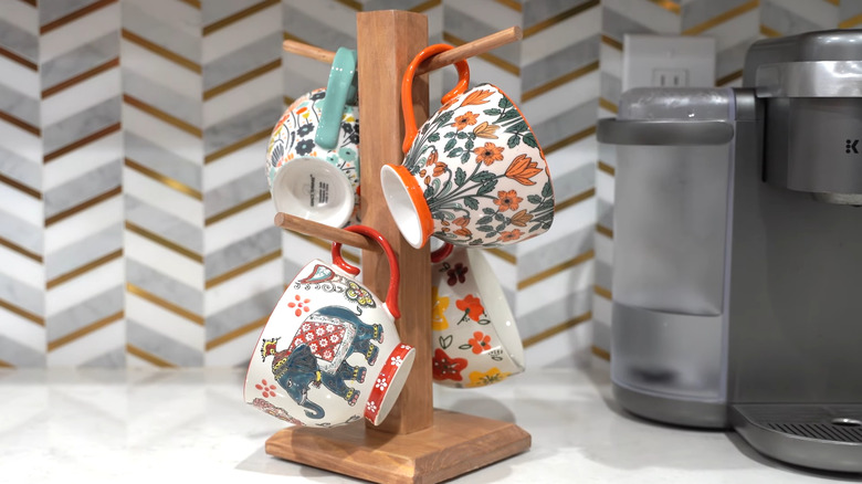 Dübellerden, 2'ye 2'lik bir direk ve kare ahşap tabandan yapılmış bir DIY kahve kupası standı.