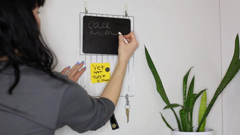 Anahtarlar ve tahtayla duvarda asılı tel soğutma rafı.