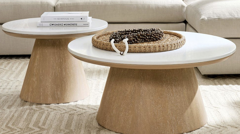 Oturma odasında kuvars üstlü Pottery Barn yuvarlak sehpalar