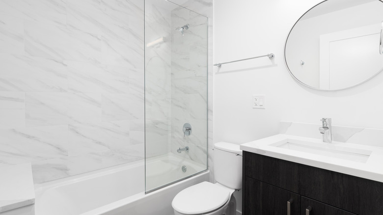 Kuvars duş duvarlı banyo