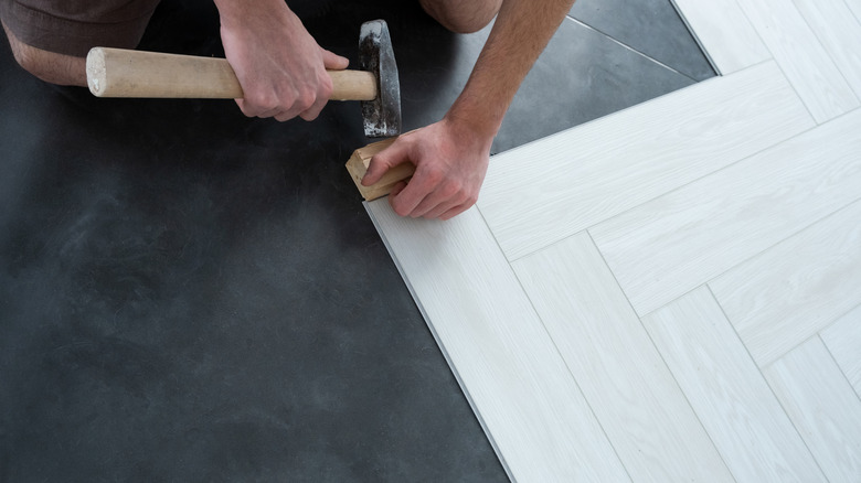 Kuvars fayans döşeyen adam