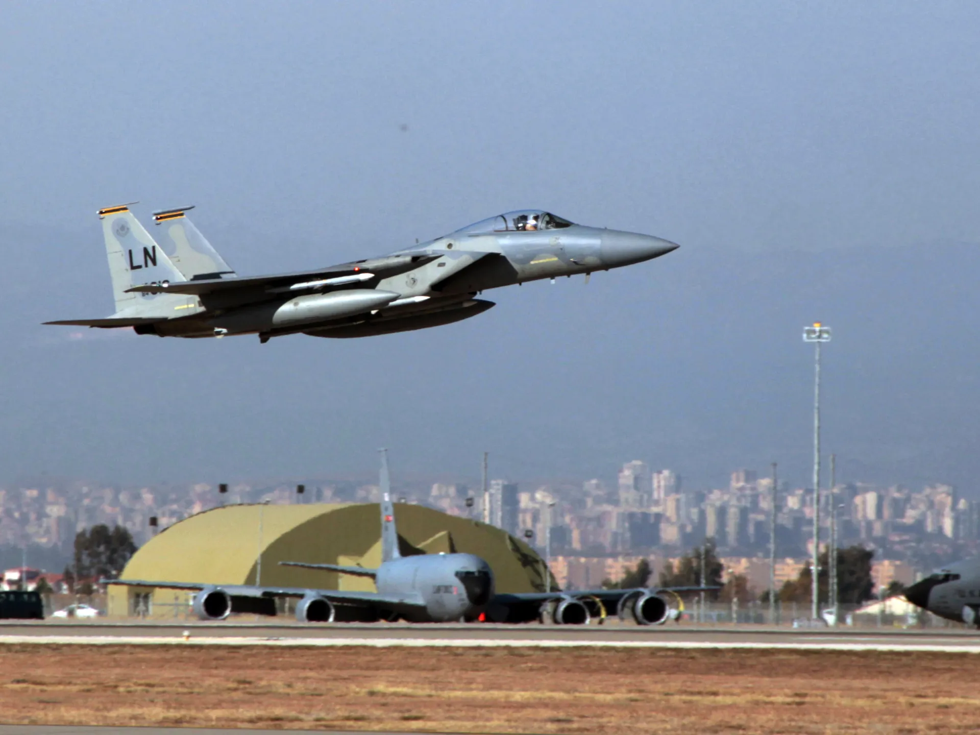 Türkiye, NATO'nun füze müdahalelerinin ardından daha fazla savunma getireceğini söylüyor