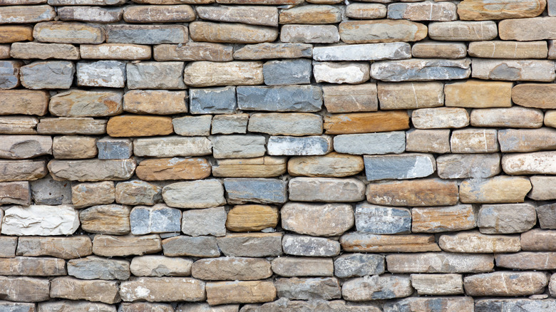 Renkli tuğlalarla dolu granit duvarın fotoğrafı