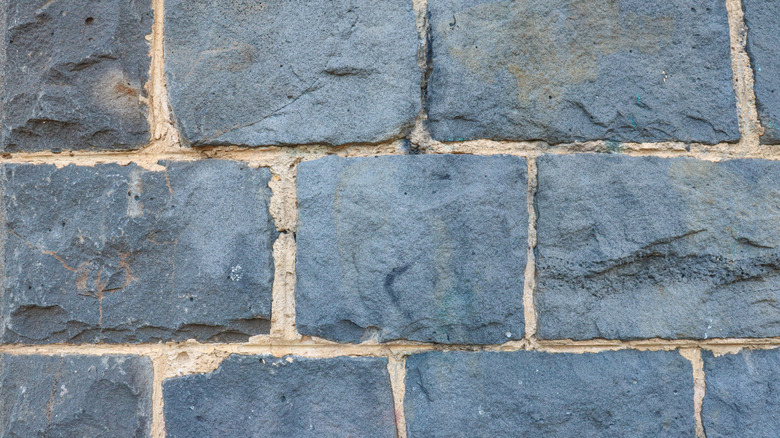 Taşların arasında harç bulunan göztaşı duvarının yakın fotoğrafı