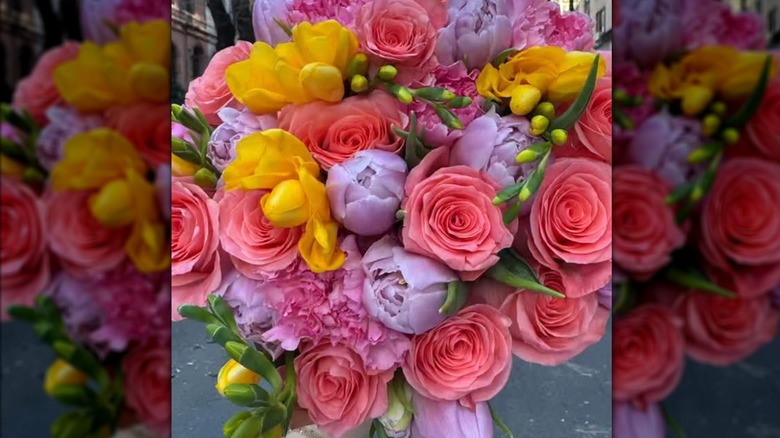 şakayık laleleri, güller, frezya ve karanfillerden oluşan buket