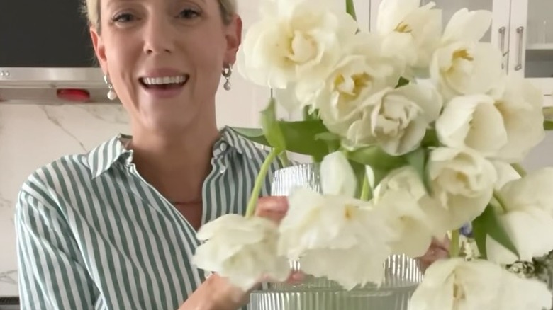 büyük beyaz çift lale buketi tutan kadın