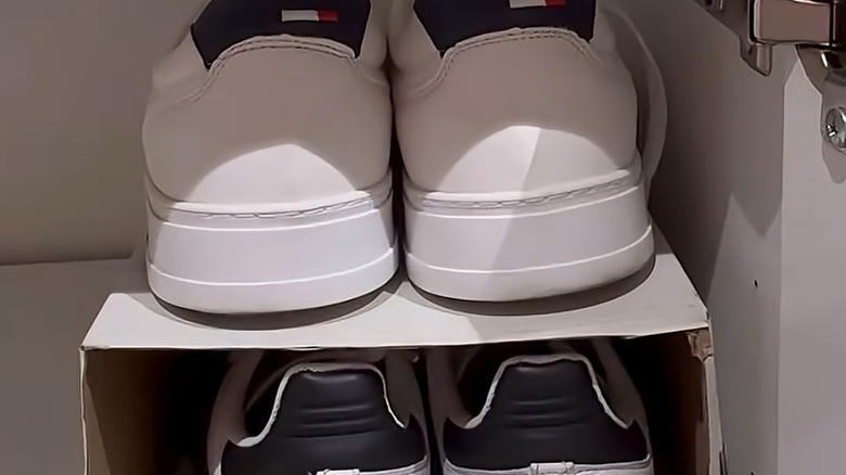 Ayakkabı kutusu rafındaki ayakkabılar