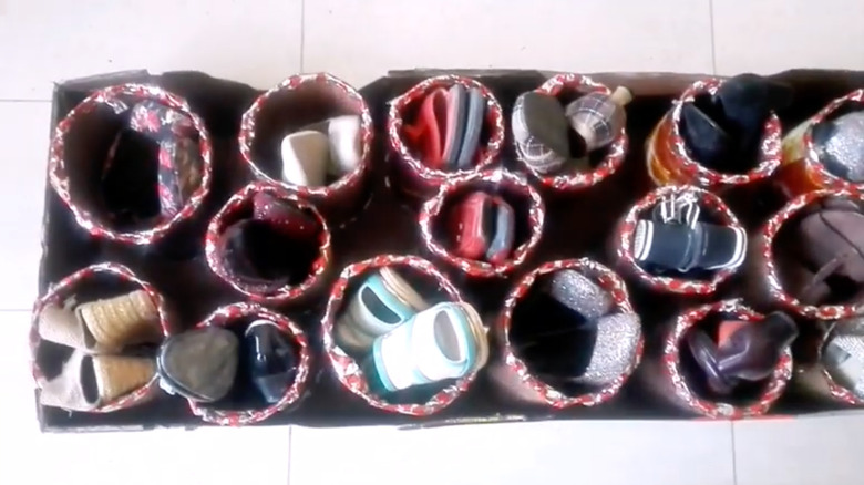 Kartondan yapılmış ayakkabı saklama yeri