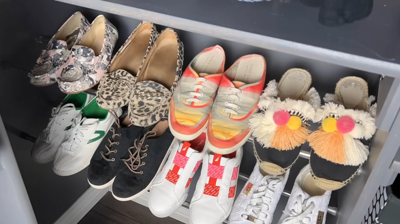 metal rafta oturan ayakkabılar