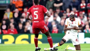 Nijeryalı Osimhen, Galatasaray’ın Liverpool karşısında kırılan kolunu onarmaya çalıştı