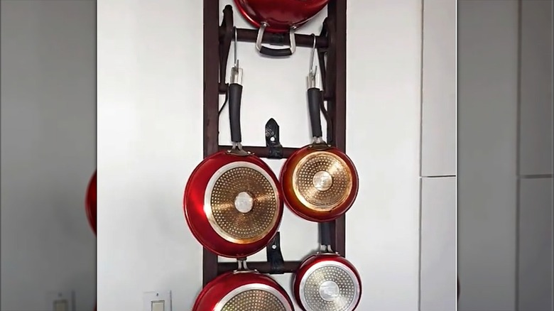 Merdivenden duvara asılı tencere ve tavalar