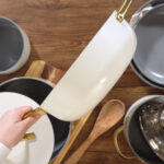 Kadın, Eski Bir Merdiveni İkinci El Mağaza Bütçesiyle Dahi Tencere ve Tava Deposuna Dönüştürüyor