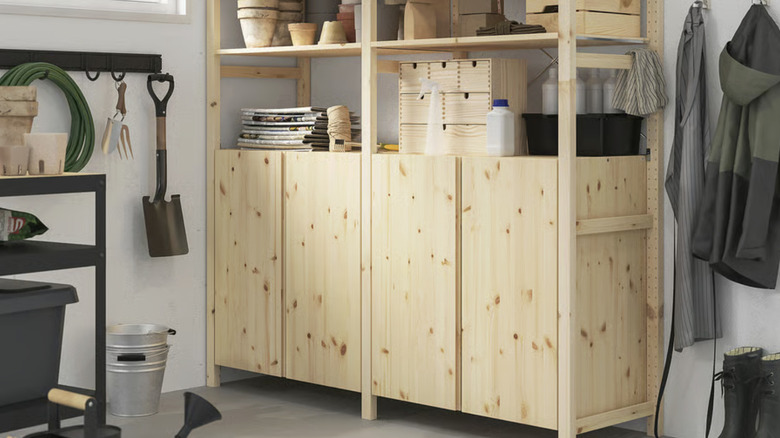 Garaj köşesinde IVAR 2 bölümlü raf ünitesi, raflarda malzemeler bulunur.