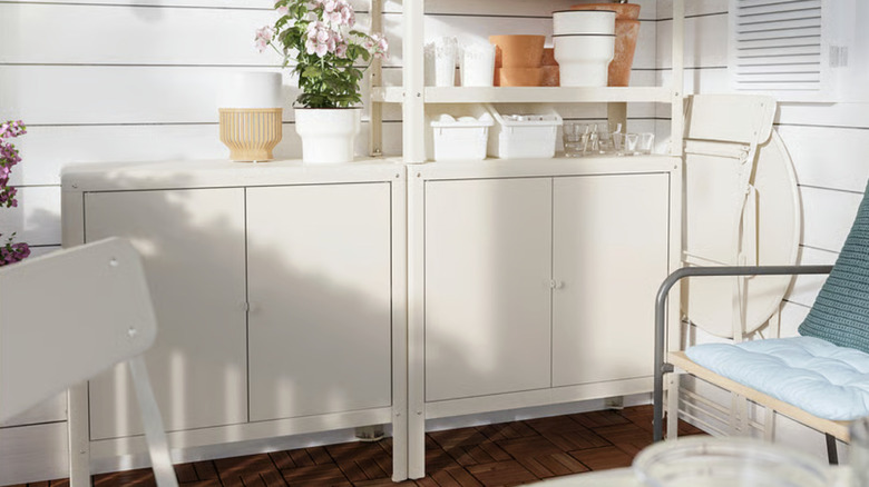 IKEA KOLBJÖRN Verandada raflarda bitki ve bitki malzemeleri bulunan dolap.