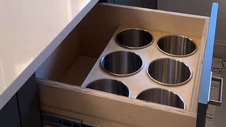 Banyo çekmecesindeki caddy tarzı düzenleyiciler, diş fırçalarını saç fırçalarından ayrı tutar