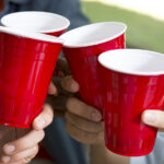 Plastik Solo Bardakları Atmayın. Bunları Basit Asılı Kuş Besleyicilerine Dönüştürün