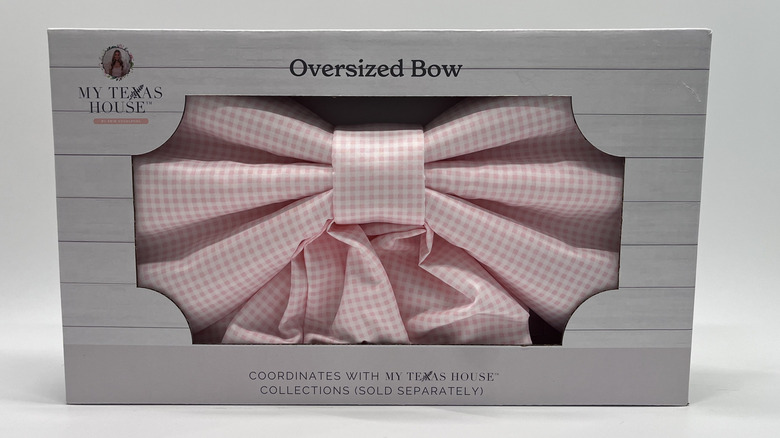 Orijinal ambalajında ​​büyük boy pembe pötikareli fiyonk