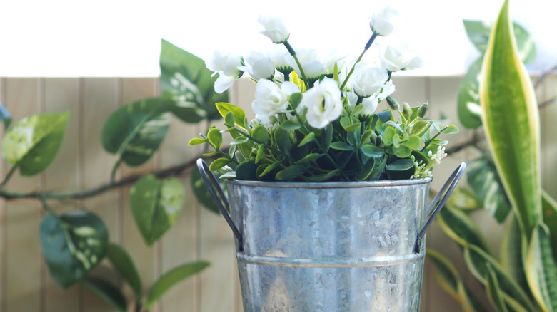 Metal kova ekici beyaz beyaz çiçekler