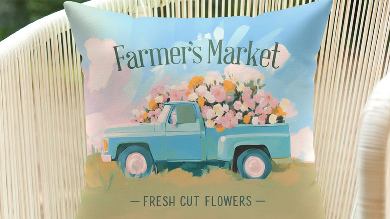 Açık hava sandalyesinde mavi, pembe ve kahverengi bir açık hava yastığı