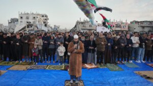 Müslümanlar dünyanın dört bir yanında savaşın gölgesinde Ramazan Bayramı’nı kutluyor | Din Haberleri