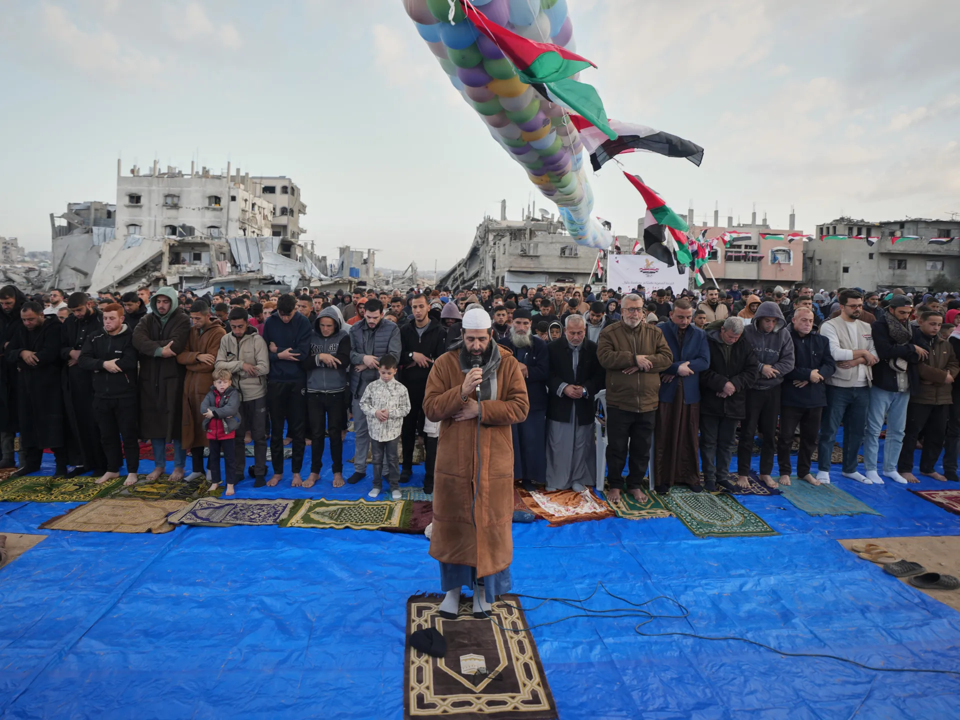 Müslümanlar dünyanın dört bir yanında savaşın gölgesinde Ramazan Bayramı'nı kutluyor | Din Haberleri