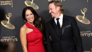 Chip ve Joanna Gaines’in Perde Fikriyle Bağımsız Küvetinize Drama Ekleyin