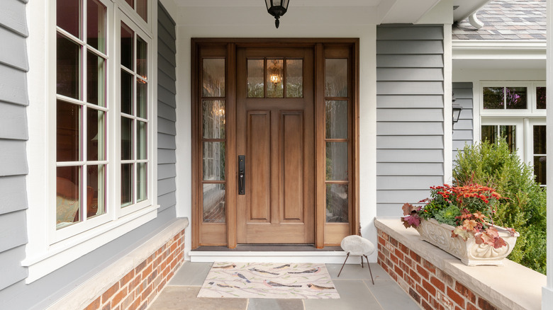 Gri kaplamalı bir evin çiftlik evi tarzı ön kapısı