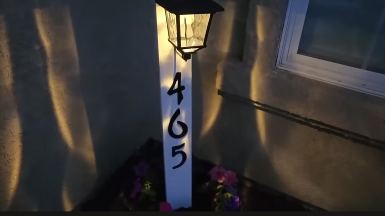 Parlayan güneş enerjisi santrali ve ev tabelası geceleri aydınlandı