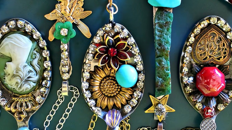 İnci ve değerli taşlardan yapılmış kaşık kolyeler.