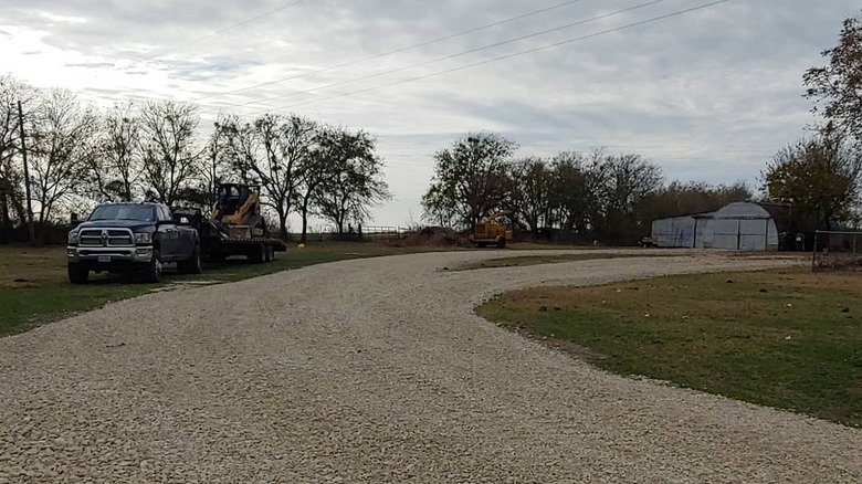 Büyük bir malikanede ezilmiş beton araba yolu