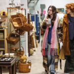 Eski Bir İkinci El Mağazası Ürün Kutusunu En Şirin Asılı Bitki Sepetine Dönüştürün