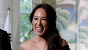 Joanna Gaines, Endüstriyel Boruları İleri Dönüştürülmüş Raflara Dönüştürüyor ve Sonuç Çarpıcı