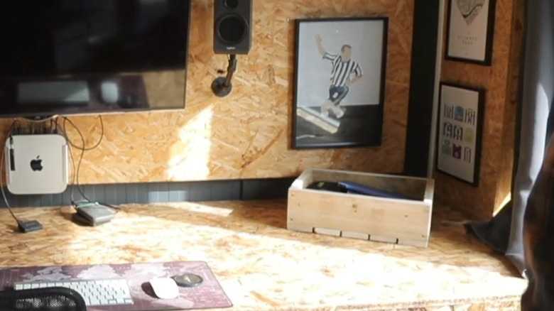 çalışma tezgahı üzerinde palet ağacından yapılmış ahşap saklama kutusu